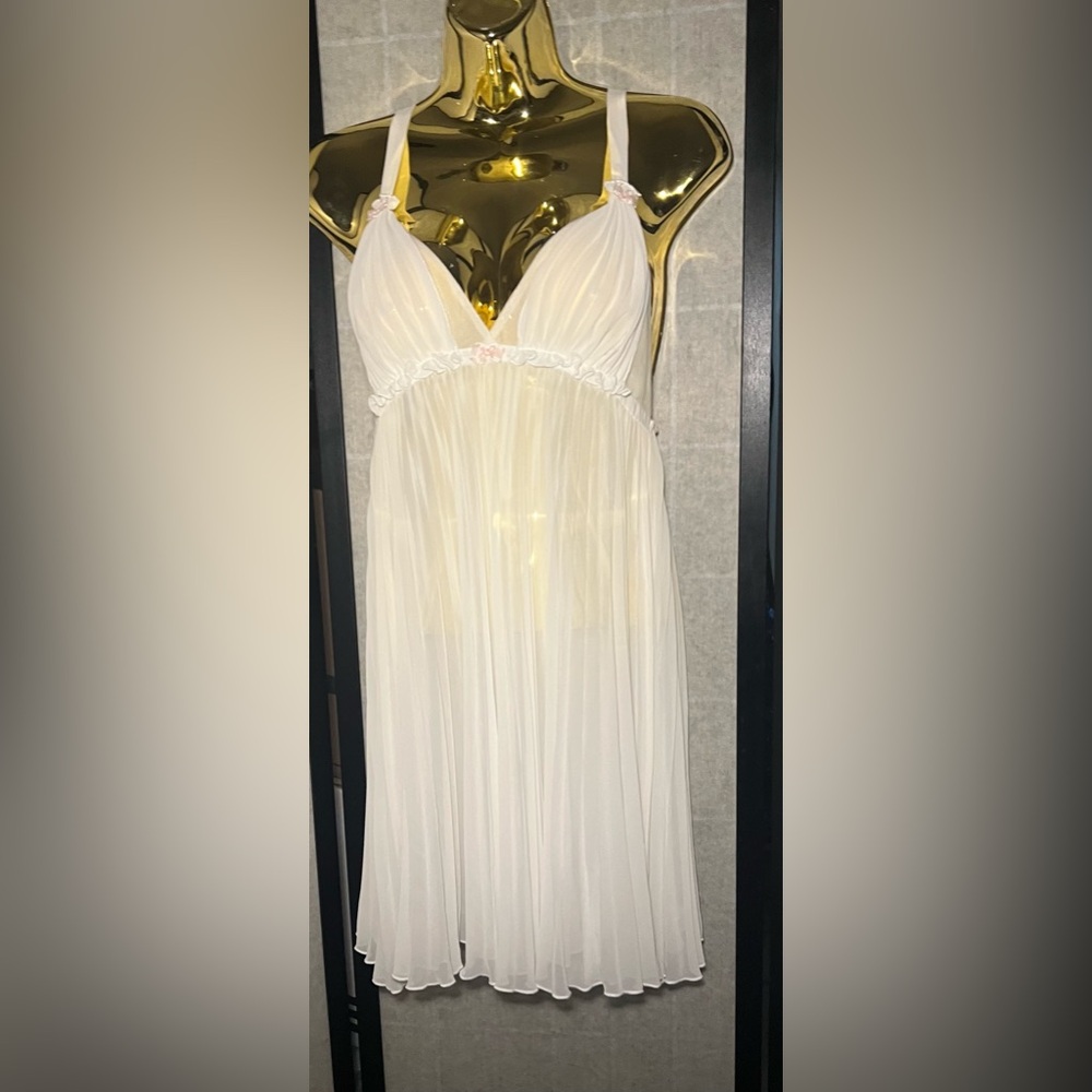 Betsey Johnson white pleated chiffon chemise size M